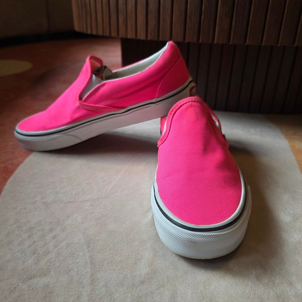 Vans Classic Slip-On Sneakers Women 8.0 Neon Pink Canvas Low Top Streetwear